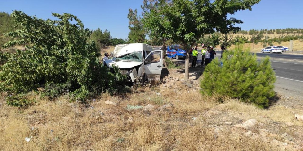 İşçileri taşıyan servis ağaca çarparak durabildi: 15 yaralı