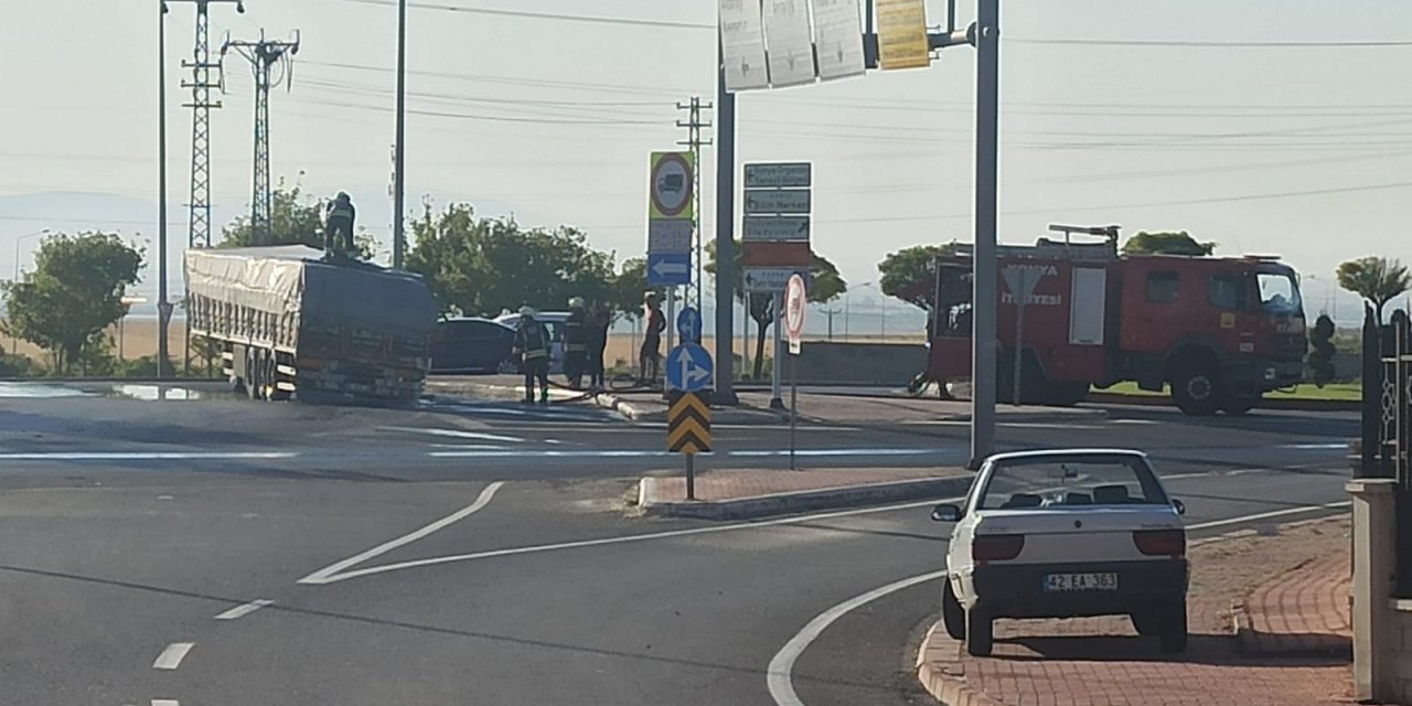 Konya’da boya yüklü TIR yandı