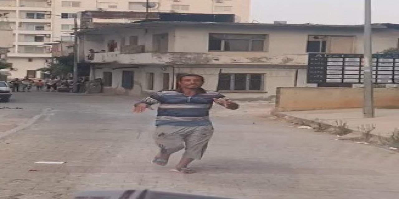 Kendisine müdahale için gelen ambulansa kafa attı