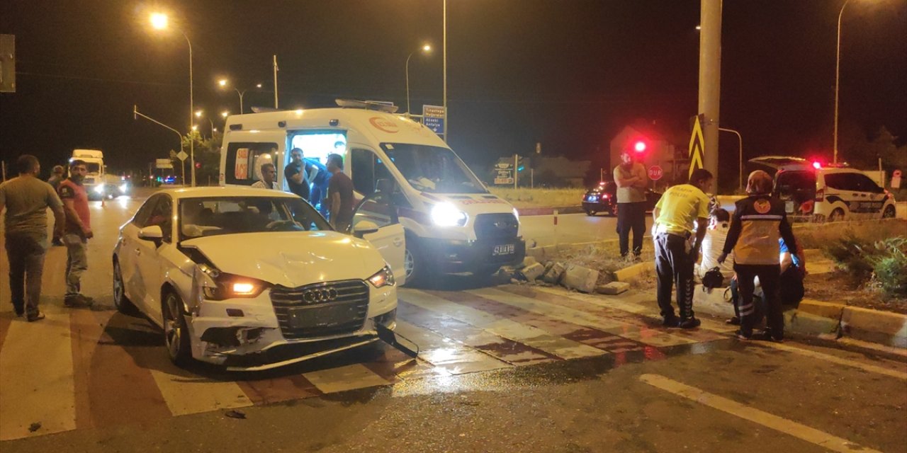 Konya’da iki otomobil çarpıştı: 1'i çocuk 4 kişi yaralandı