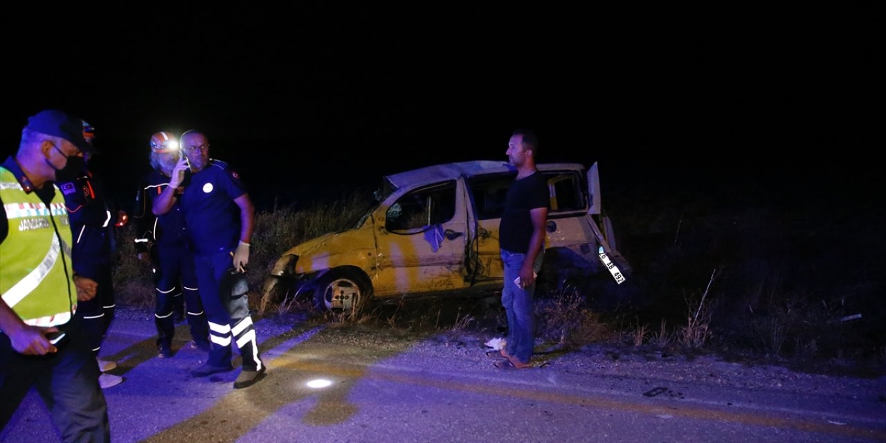 İki hafif ticari araç çarpıştı: 1 ölü, 4 yaralı