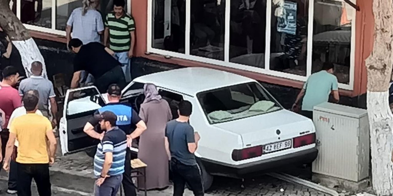 Konya'da otomobil kahvehaneye daldı