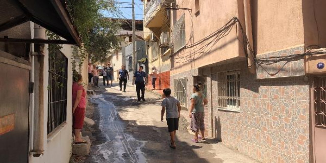 Hareketli dakikalar! Annesi ve kız kardeşini içeri kilitleyip evi ateşe verdi