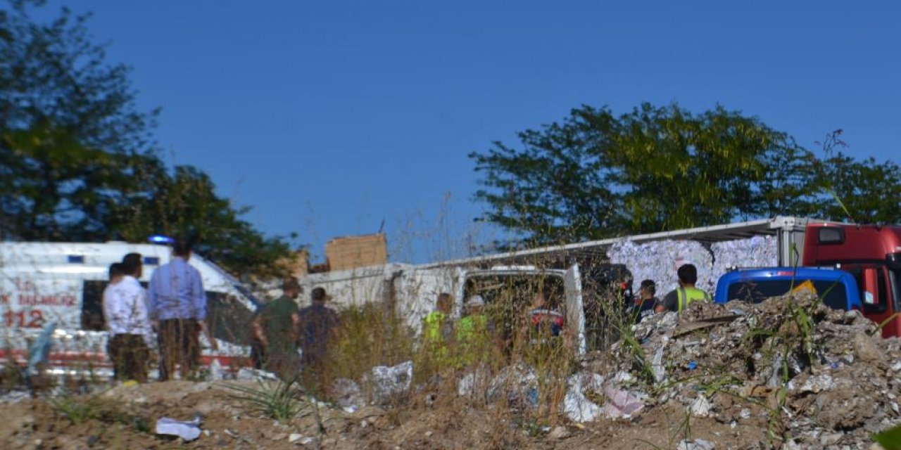 Hurda kağıt boşaltan işçiler, korkunç manzarayı görünce telefona sarıldı