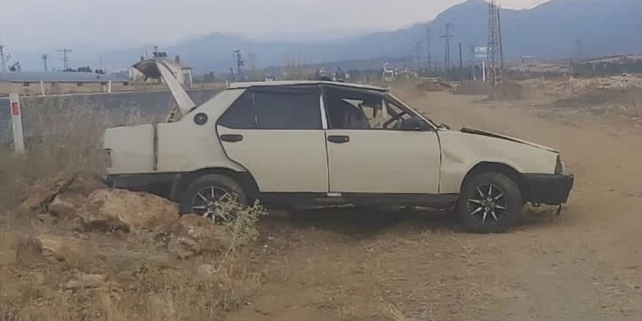 Konya'da otomobil şarampole devrildi: 1'i ağır 2 yaralı