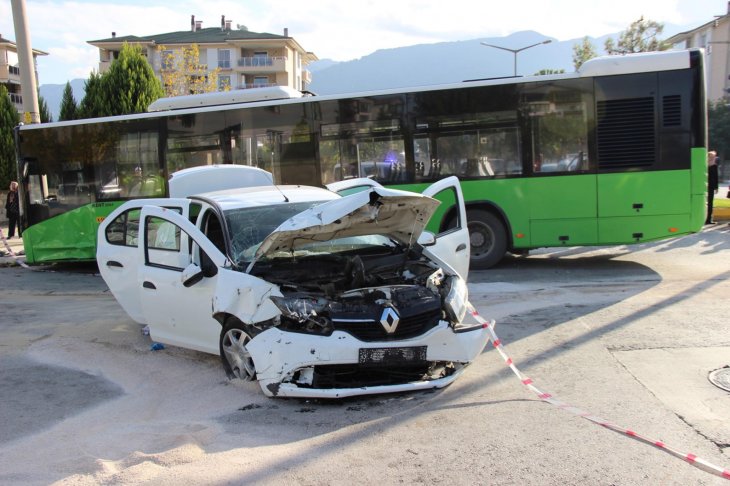 Belediye otobüsü otomobille çarpıştı: 7 yaralı