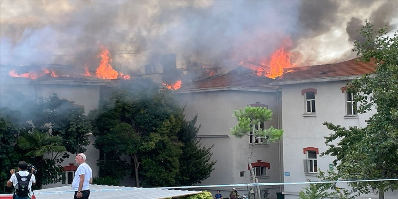 Balıklı Rum Hastanesinin çatısında yangın çıktı
