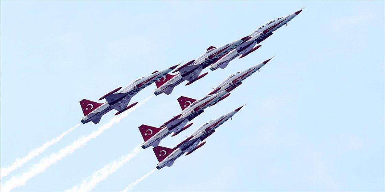 Türk Yıldızları'nın gösteri uçuşu nefes kesti