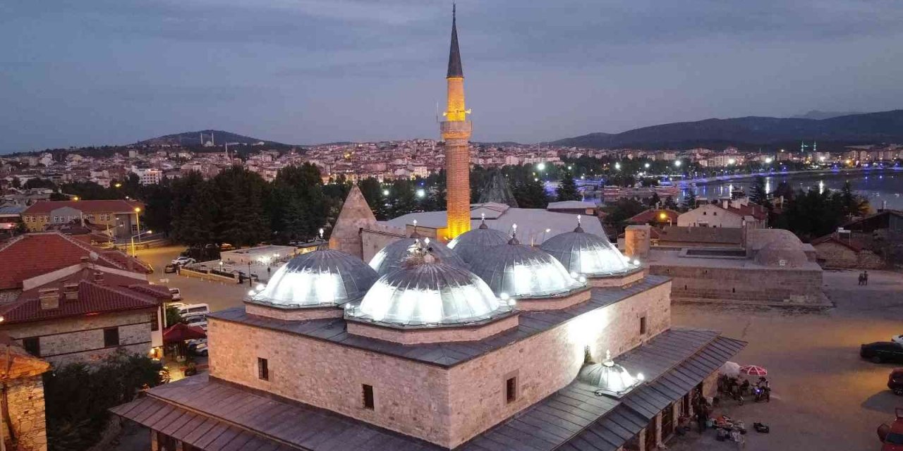 Konya'nın 723 yıllık camisindeki leylek yuvası ilgi odağı oldu