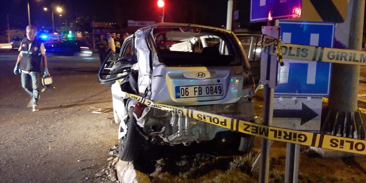 Kamyon ile otomobil çarpıştı: Anne ile bir yaşındaki kızı öldü