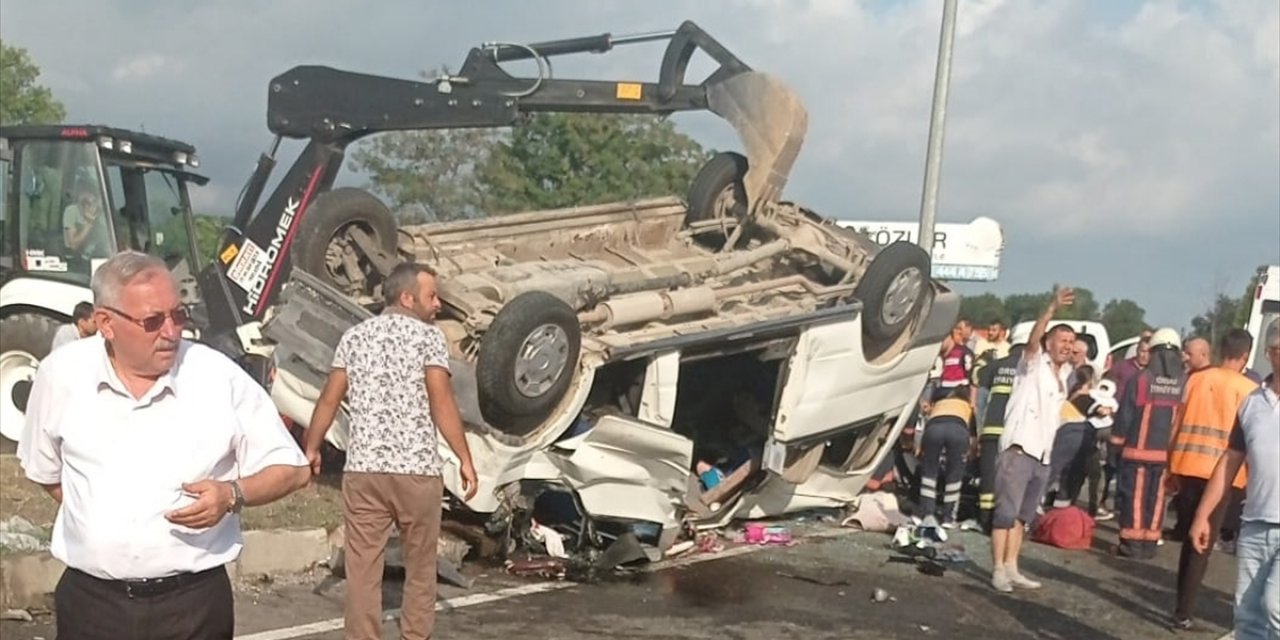 Fındık işçilerini taşıyan minibüs ile hafif ticari araç çarpıştı: 20 yaralı