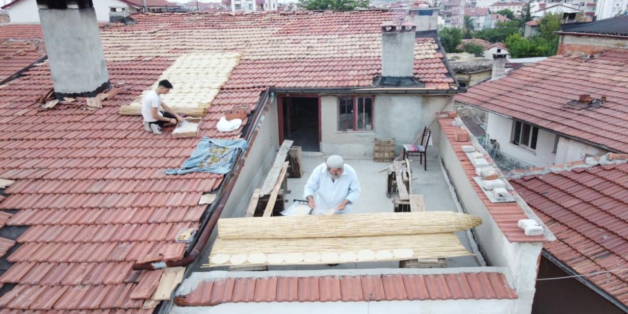 Konya’da asırlık lezzet! İmece usulü yapılıyor, çatılarda kurutuluyor