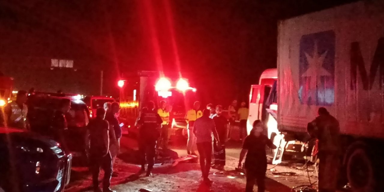 Servis minibüsü ile TIR çarpıştı: 2 ölü