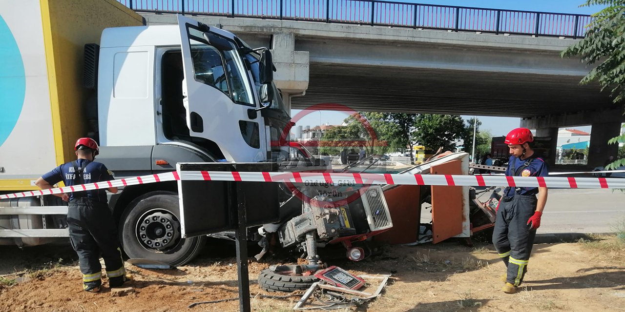 Son Dakika: Konya’da PTT Kargo TIR’ının çarptığı traktör sürücüsü öldü