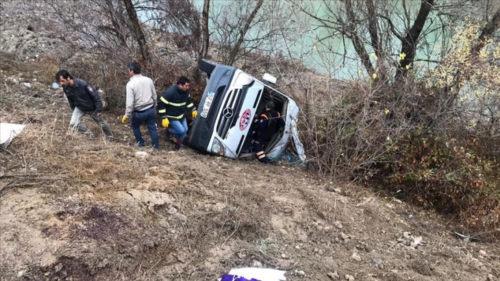 Sporcuları taşıyan minibüs devrildi: 1 ölü 15 yaralı