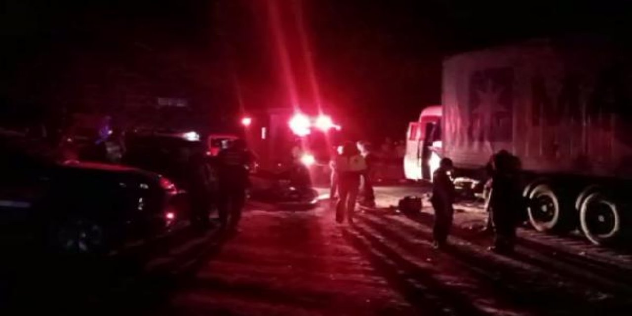 Servis minibüsü önünde seyreden TIR’a çarptı: 2 ölü, 1 yaralı