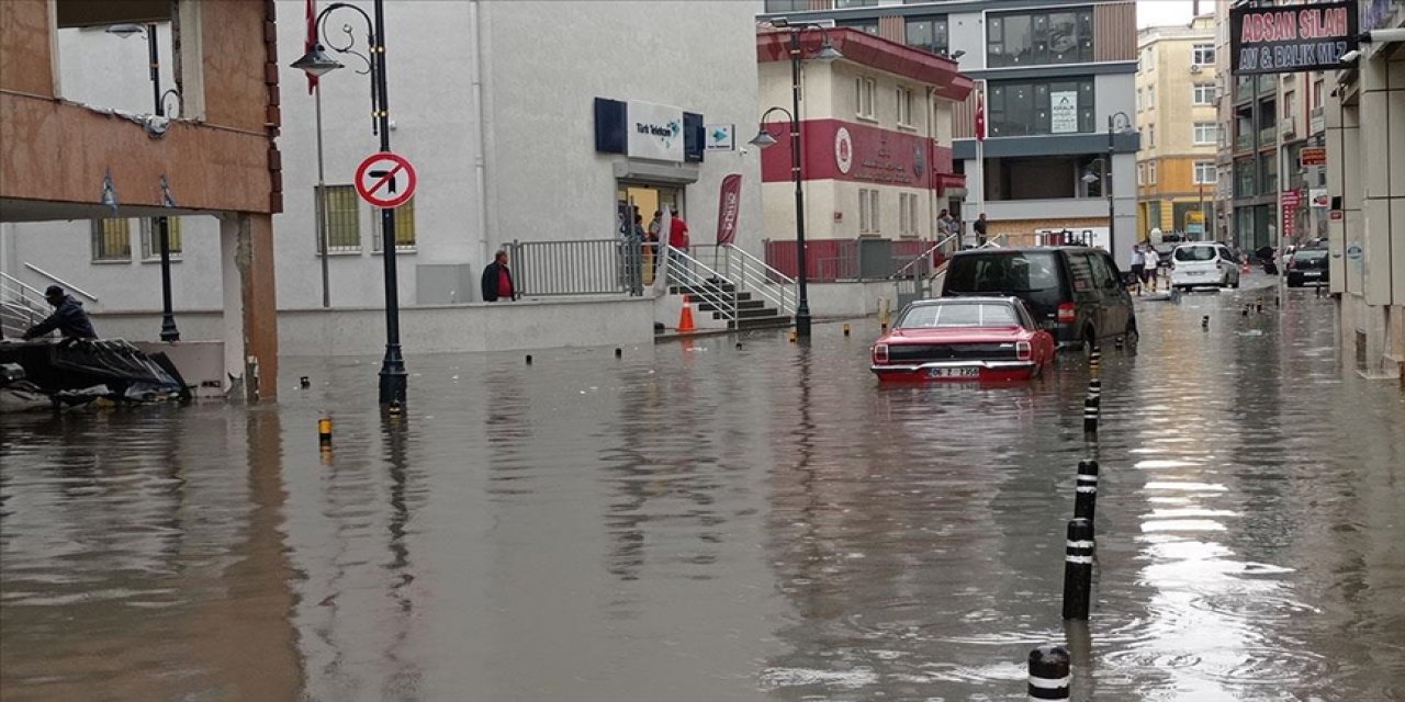 İstanbul'da sağanak su baskınlarına neden oldu