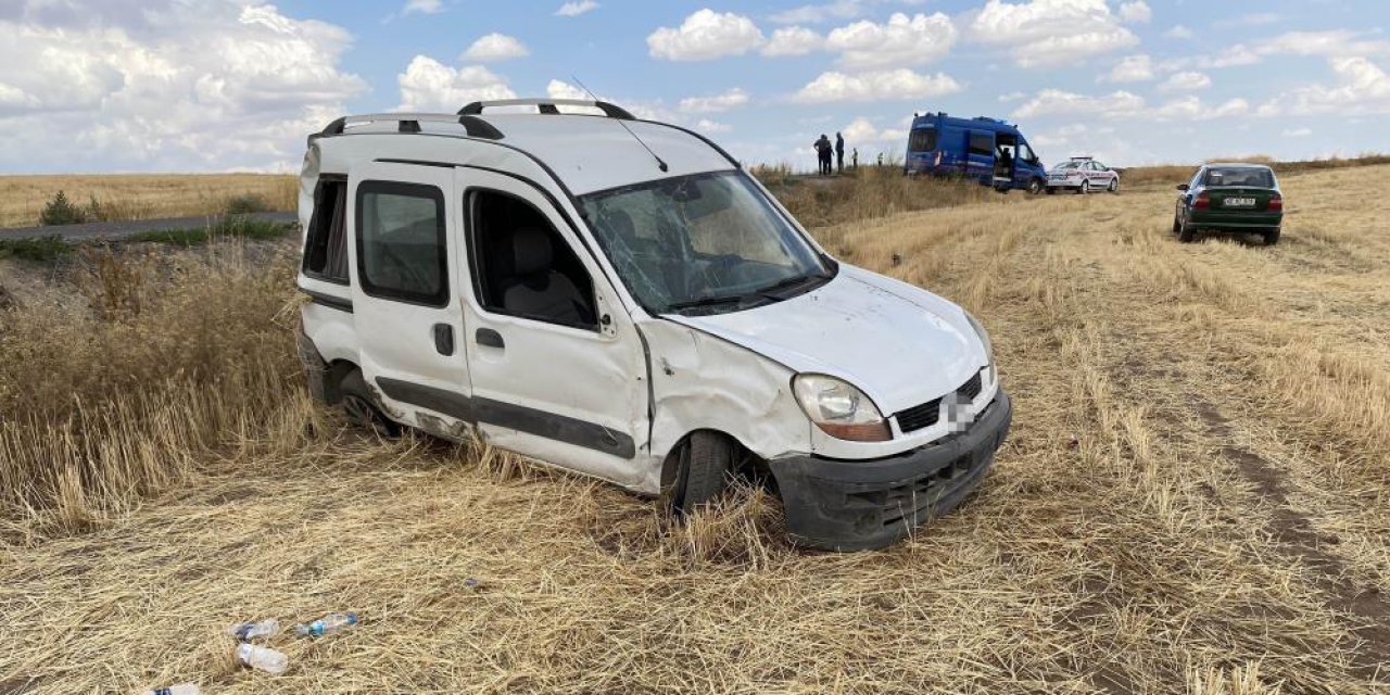 Konya’da hafif ticari araç sollamak istediği otomobille çarpıştı: 4 yaralı
