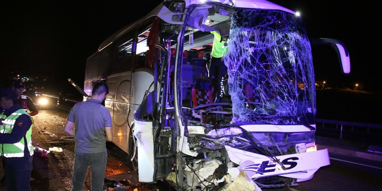Yolcu otobüsü TIR’a arkadan çarptı: 1 ölü, 43 yaralı