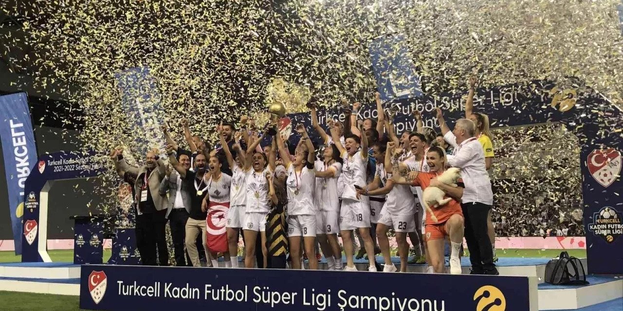 Kadınlar Futbolda 2021-2022 sezonu tescil edildi