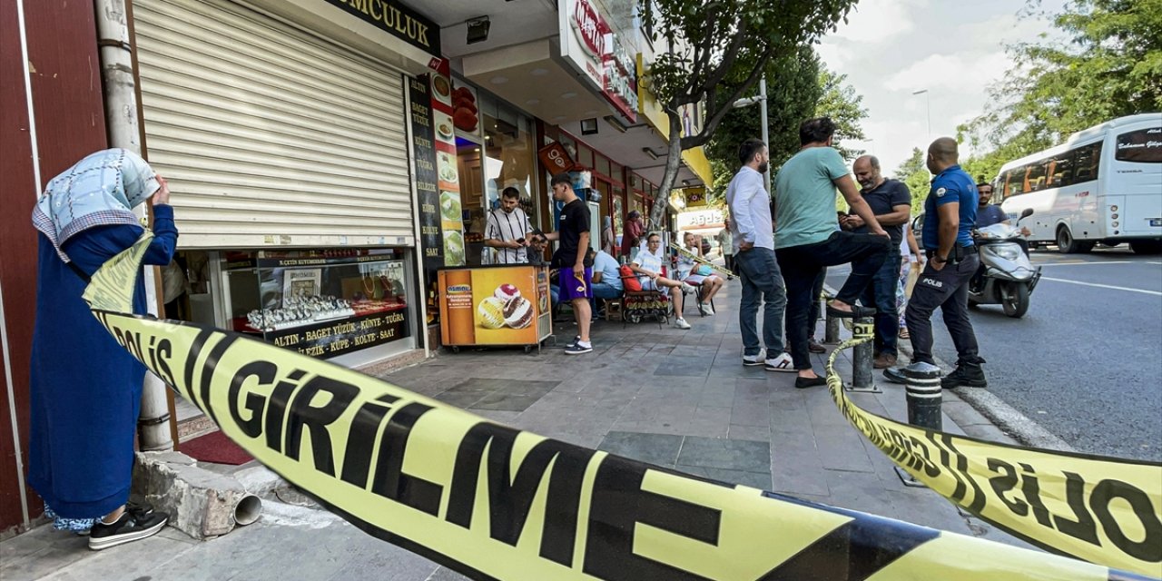 Cuma namazına giden kuyumcunun dükkanı soyuldu! 1 kilo altın çalan şüpheli kaçtı