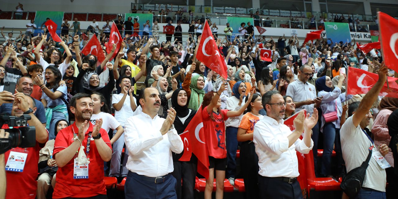 Kasapoğlu ve Altay, Türkiye-İran voleybol maçını izledi