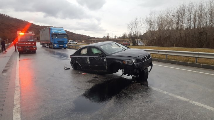 Duvara çarpan otomobil devrildi: 5 yaralı