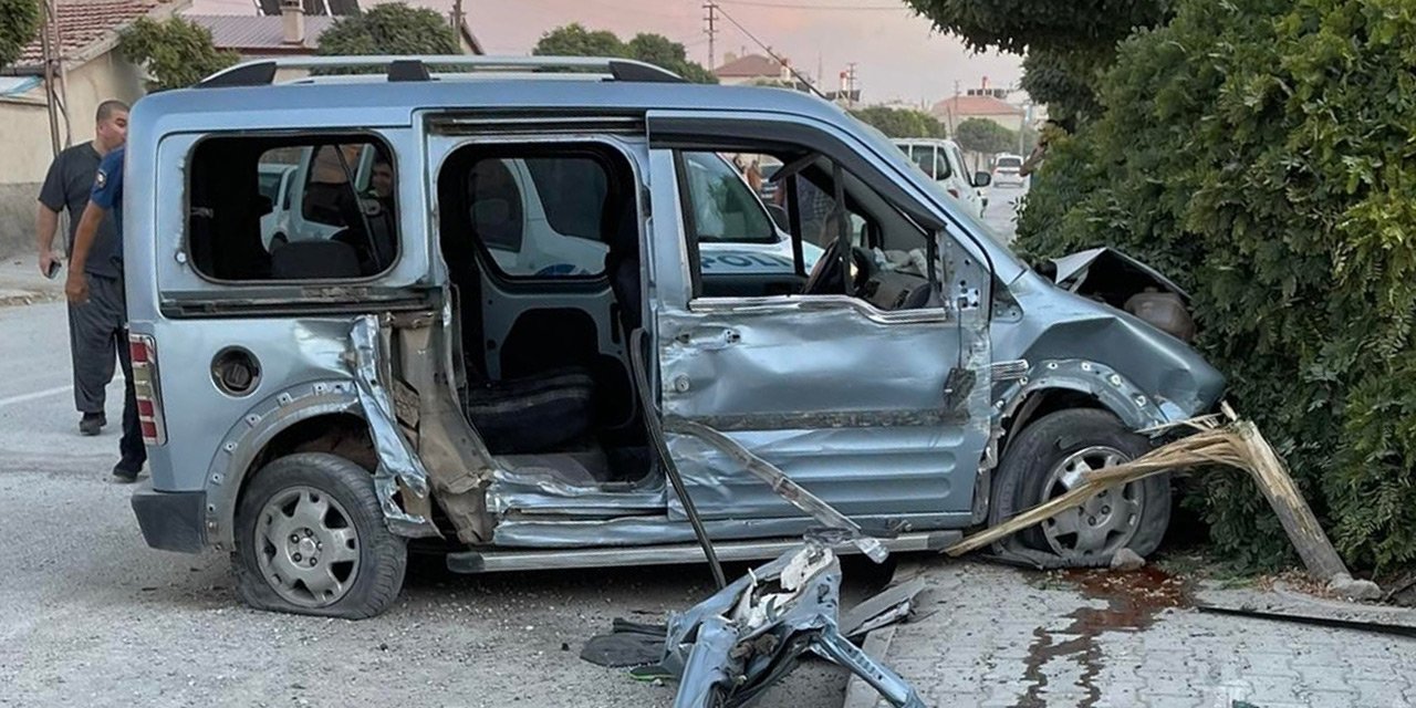 Konya’da ağaca çarpan hafif ticari araçtaki 5 kişi yaralandı