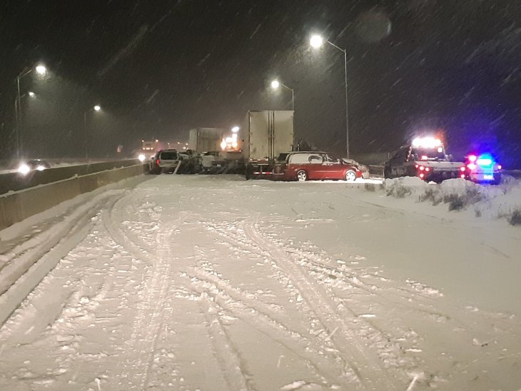 Kar nedeniyle kayganlaşan yolda 40 araç zincirleme kaza yaptı: 1 ölü