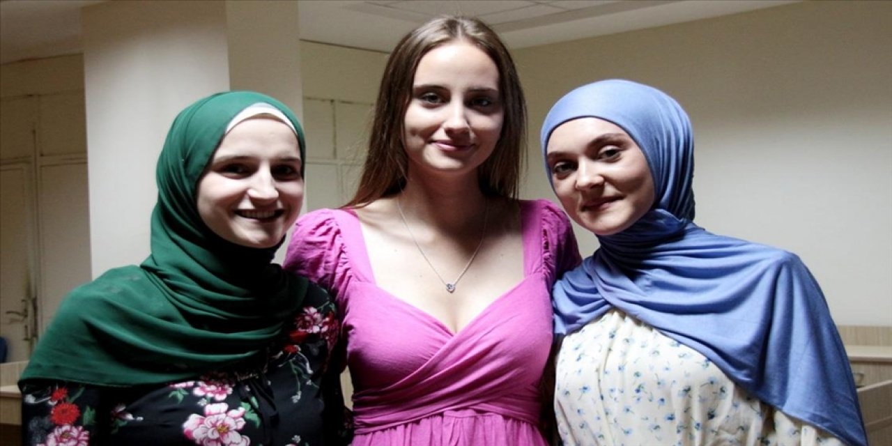 Duyduklarından etkilenen Bosnalı genç kızlar Türkçe öğrendi