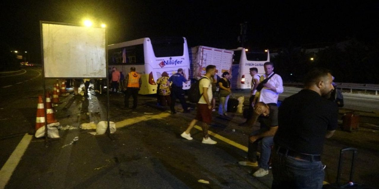 TIR, kamyon ve yolcu otobüsü zincirleme kazaya karıştı: 8 yaralı