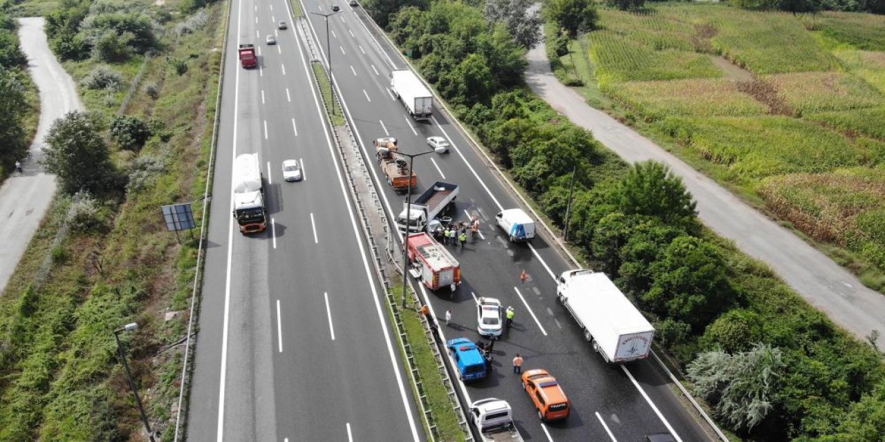 Kamyonun altına giden otomobildeki 1 kişi öldü, 4 kişi yaralandı