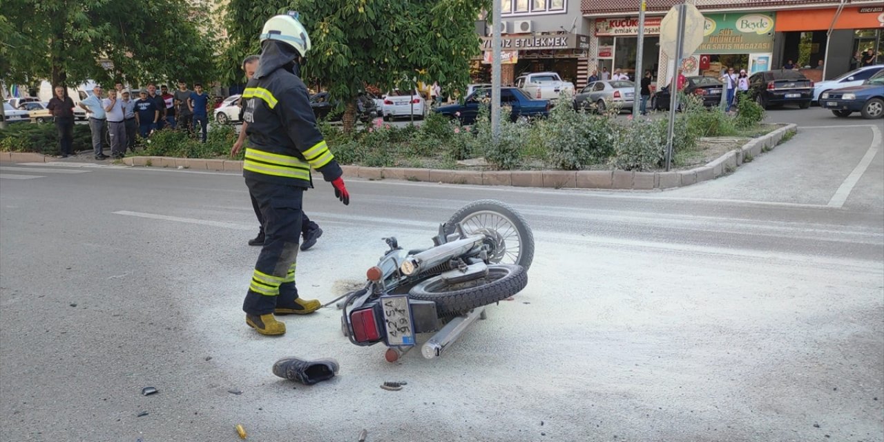 Konya'da hafif ticari araç motosiklete çarptı