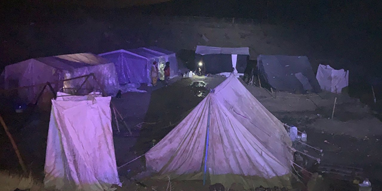 Sağanak nedeniyle tarım işçilerinin çadırlarını su bastı