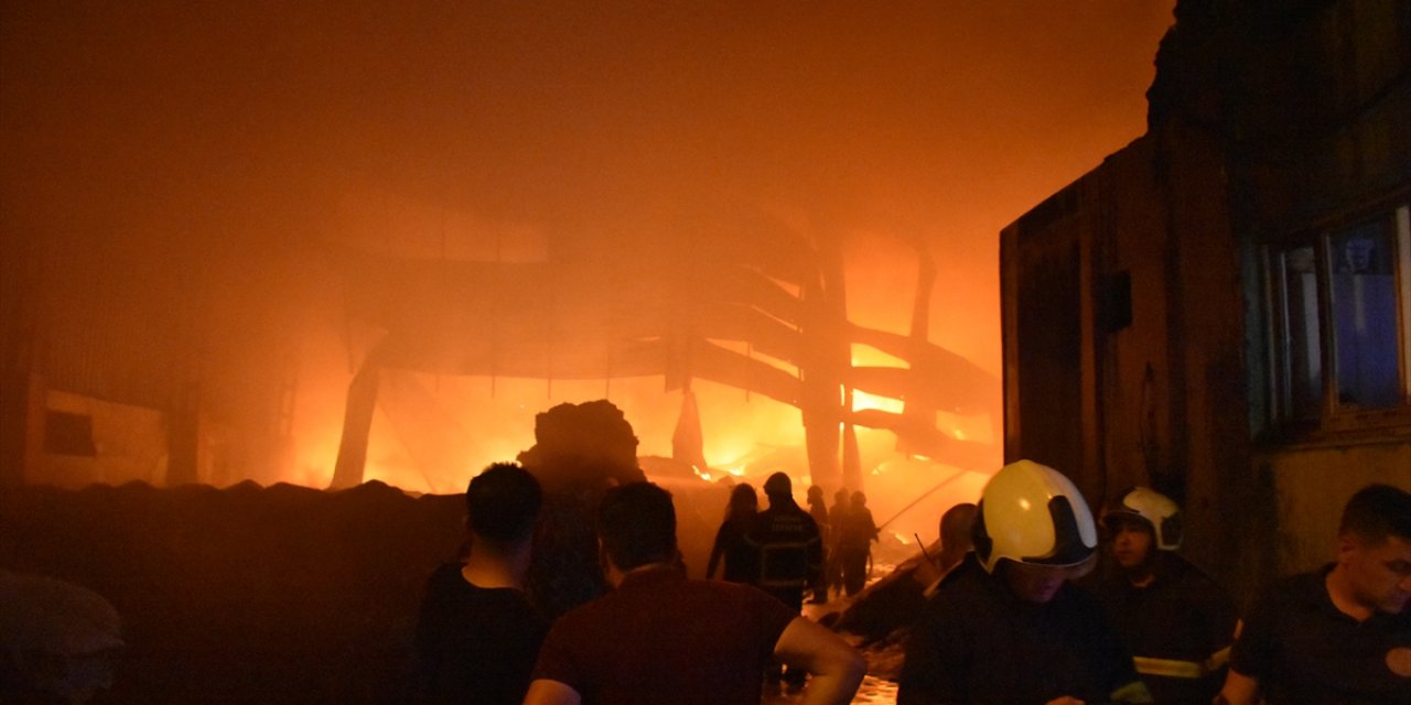 Geri dönüşüm fabrikasında çıkan yangın güçlükle söndürüldü
