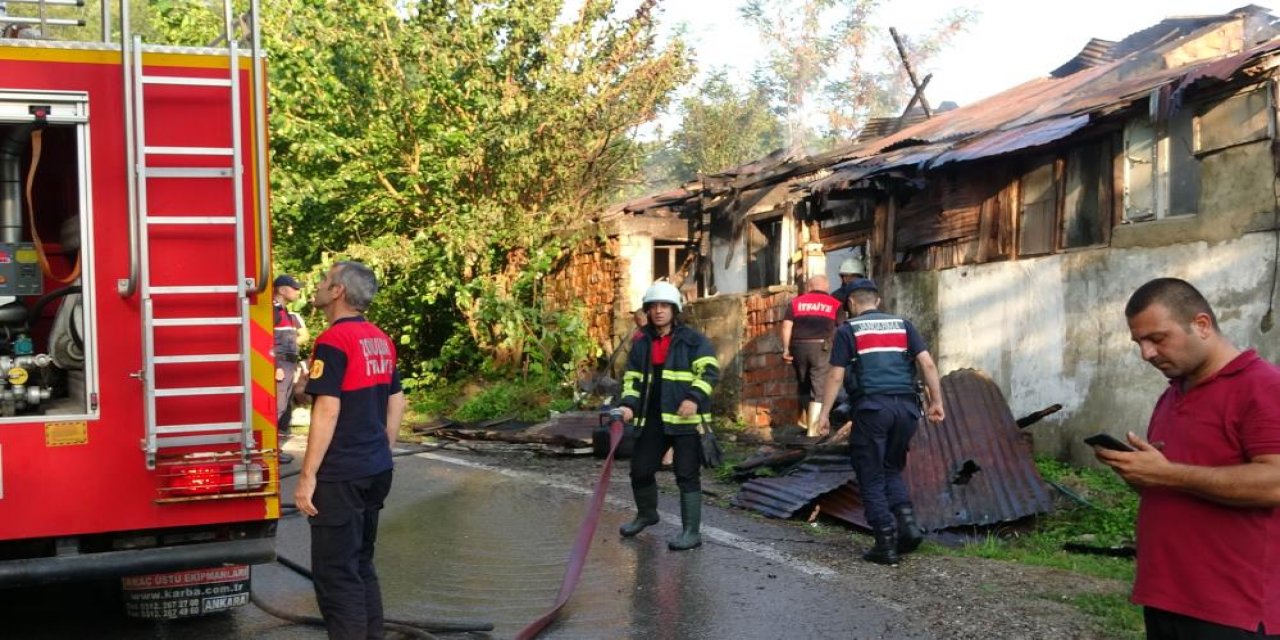 Yangında karbonmonoksit gazından zehirlenen yaşlı adam öldü