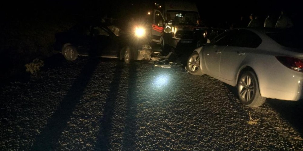 İki otomobil kafa kafaya çarpıştı: 1 ölü, 3 yaralı