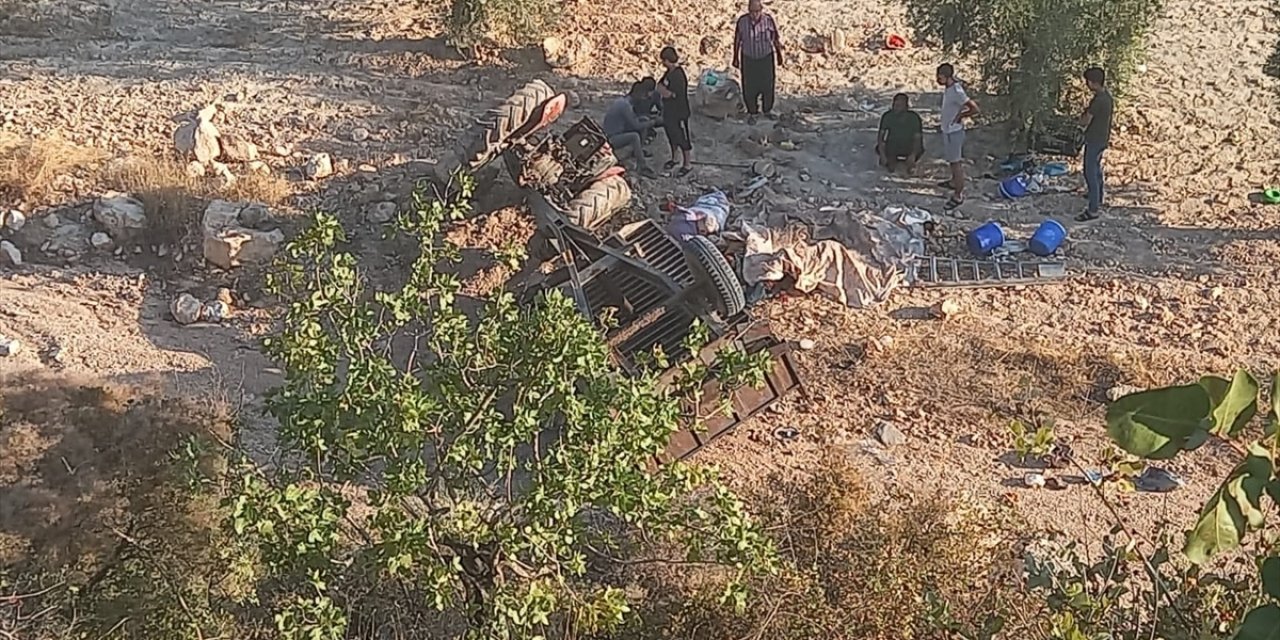 Şarampole devrilen traktördeki 2 kişi öldü, 5 kişi yaralandı