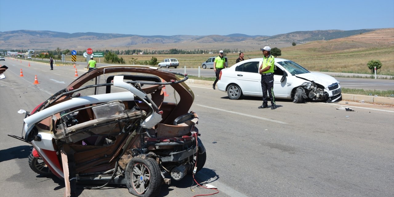 Elektrikli mopedin ile otomobil çarpıştı: 1 ölü, 2 yaralı