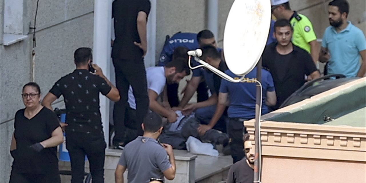 Polise bıçakla saldıran şüpheli, vurularak etkisiz hale getirildi: 2 polis yaralı