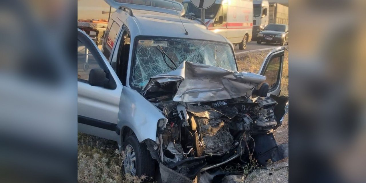 Konya'da TIR otomobille çarpıştı, emekli yarbay öldü