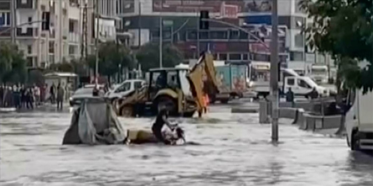 İstanbul'da sağanak yağış günlük hayatı olumsuz etkiliyor