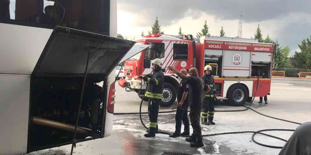 Konya - İstanbul seferi yapan yolcu otobüsünde yangın paniği