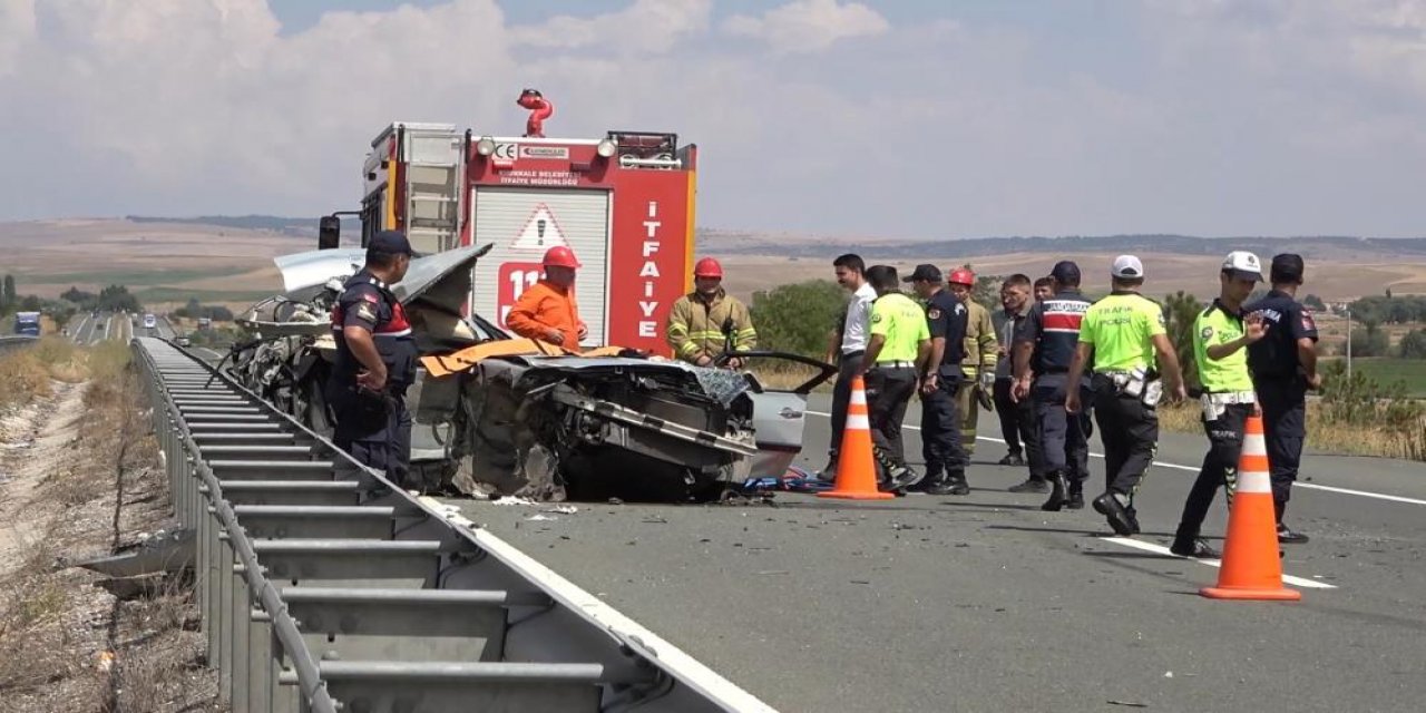 Emniyet şeridindeki TIR’a otomobil çarptı: Anne ve baba öldü, oğul yaralı