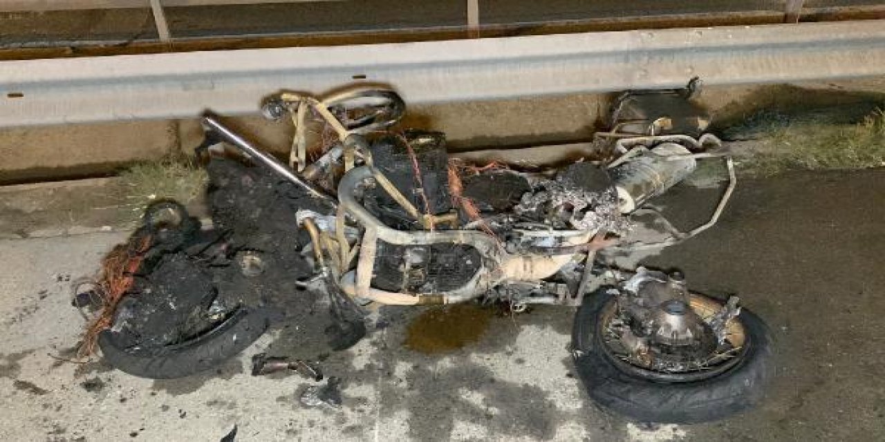 Kamyonete çarpan motosikletteki bir kadın iki kişi öldü