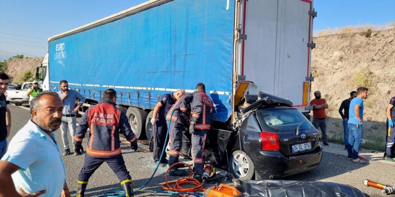 Feci kaza! Otomobil TIR’a çarptı: 4 ölü, 1 yaralı