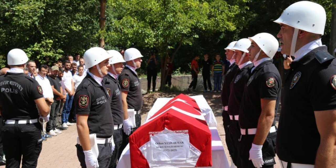 Trafik kazasında ölen polis memuru ile eşi toprağa verildi