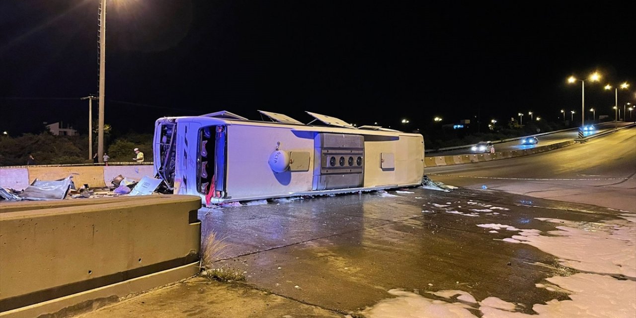 Yolcu otobüsü devrildi! Çok sayıda yaralı var