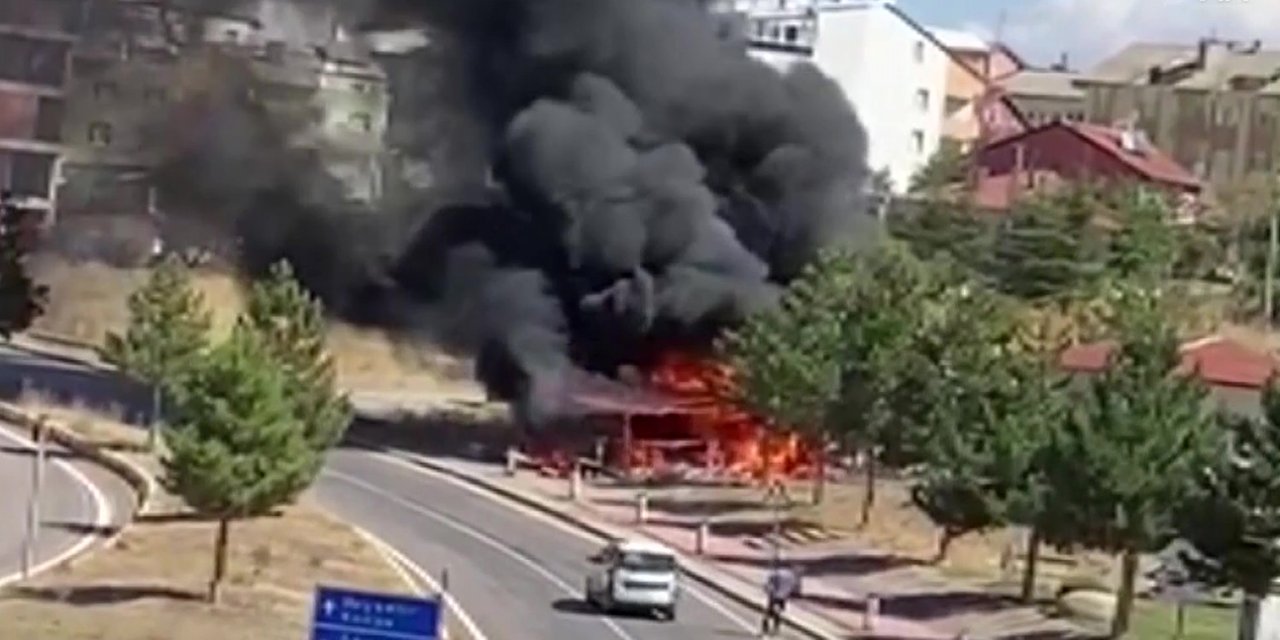 Seydişehir'de yanan midibüs kullanılamaz hale geldi