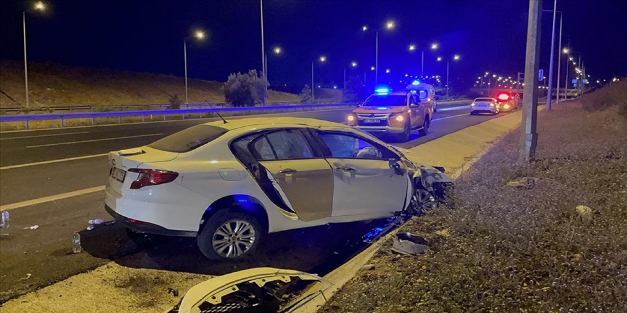 Devrilen otomobildeki 4 kişi yaralandı